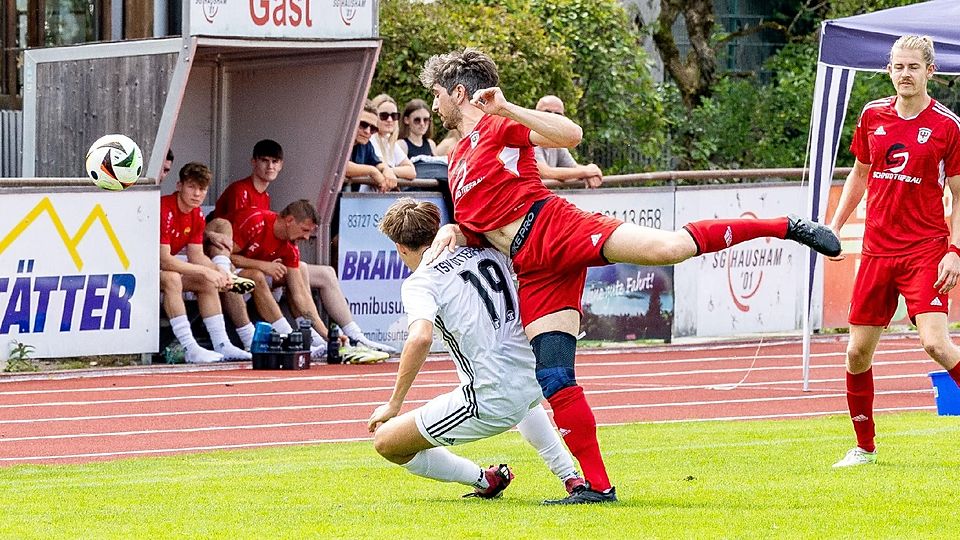 Etwas holprig sind die SG Hausham um Lukas Grill (M.) und der TSV Otterfing mit Antonio Mann in die Saison gestartet. Das wollen beide Mannschaften ändern.