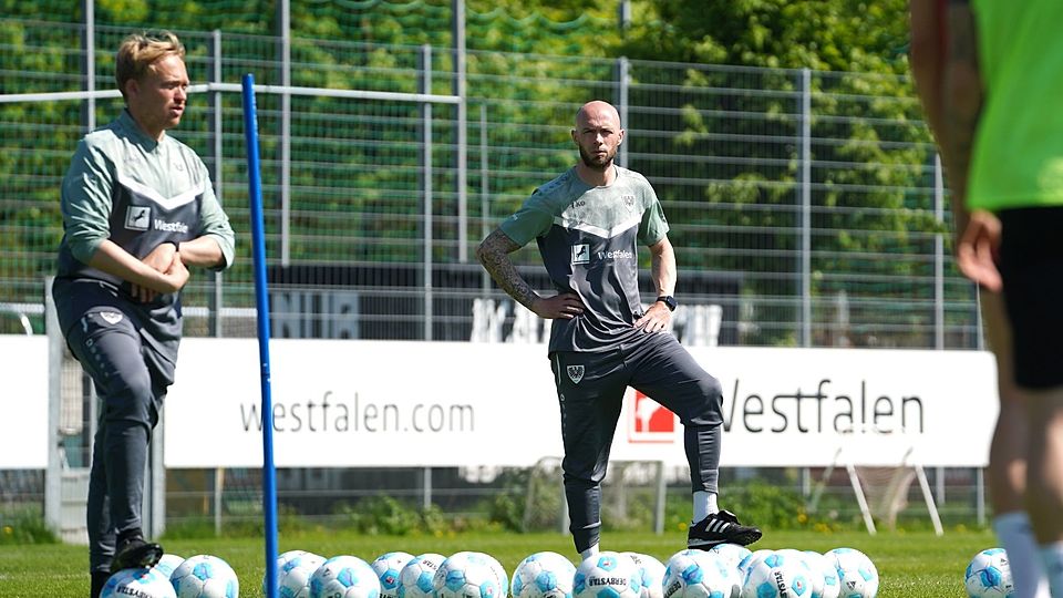 Trainer Kieran Schulze-Marmeling (l.) und Teamchef Christian Pander leiteten am Montagnachmittag das Training mit der Mannschaft.