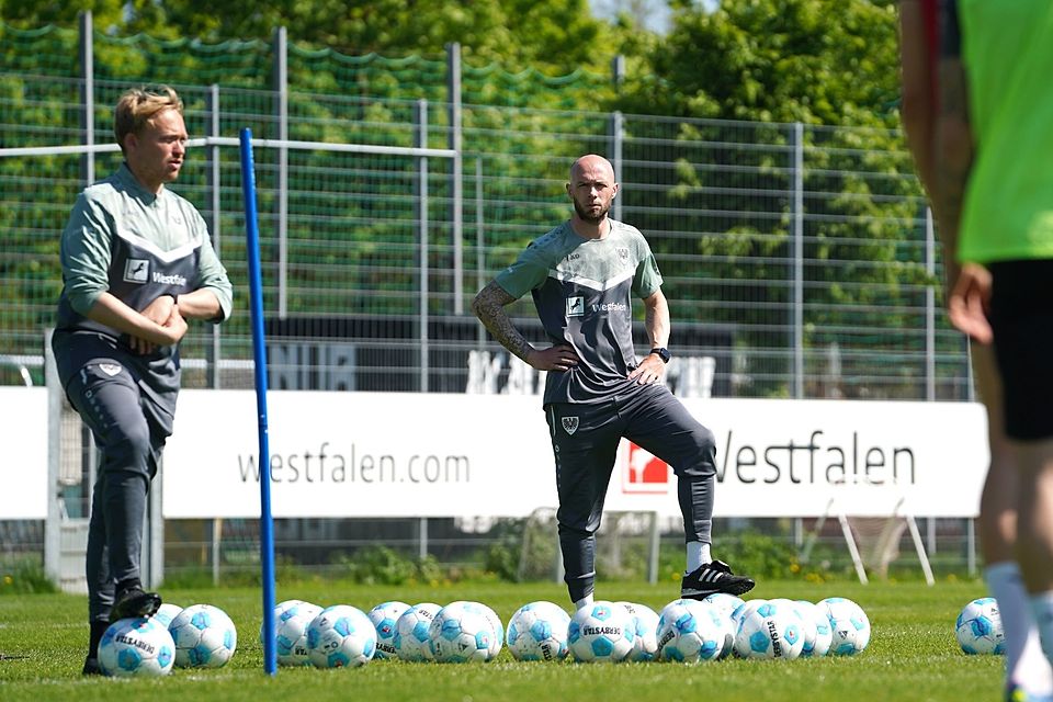 Trainer Kieran Schulze-Marmeling (l.) und Teamchef Christian Pander leiteten am Montagnachmittag das Training mit der Mannschaft.