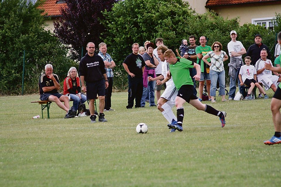 Beim Kleinfeld-Fußballturnier für Freizeitteams (hier Werner Bogendörfer im weißen Tri­kot) wurden teils sehenswerte Tricks gezeigt (Foto: Frank Wiemer).