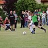 Beim Kleinfeld-Fußballturnier für Freizeitteams (hier Werner Bogendörfer im weißen Tri­kot) wurden teils sehenswerte Tricks gezeigt (Foto: Frank Wiemer).