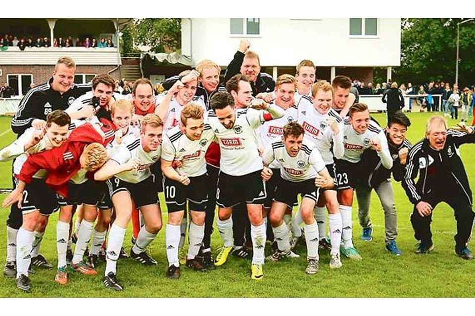 Nach dem Sieg gegen den SV Eintracht feierten die Sandkruger Spieler und ihr Trainer Jürgen Gaden (rechts)  ausgiebig den vorzeitigen Titelgewinn. Martin Remmers