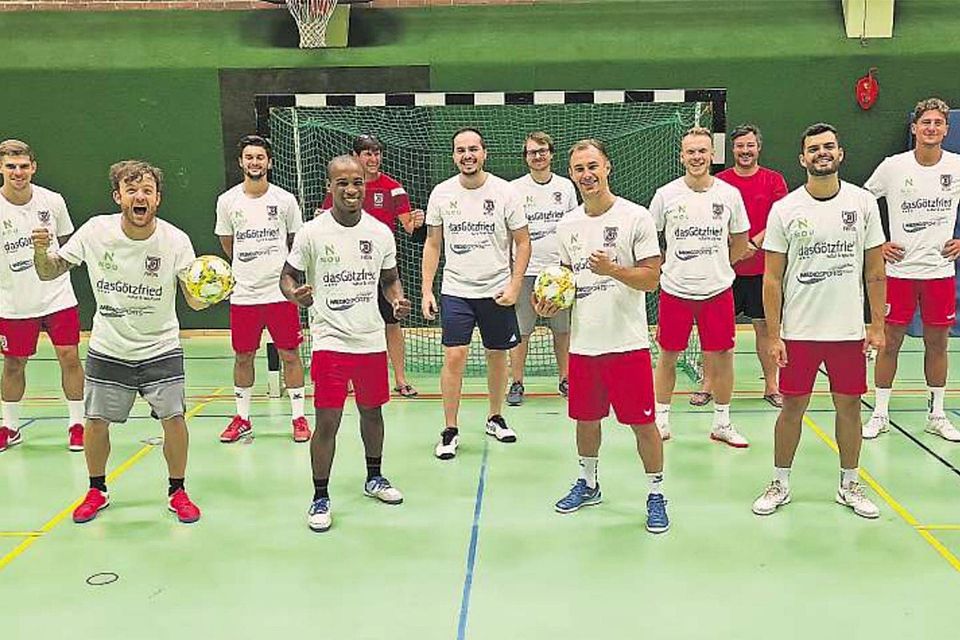 Das Futsal-Team des SSV Jahn 1889 übt die Abstandsregel schon mal: So sah beim Abschlusstraining die Vorfreude auf das Turnier in Duisburg aus, wo ab Donnerstag innerhalb von vier Tagen der deutsche Meister 2020 gesucht wird. Foto: Claus Wotruba