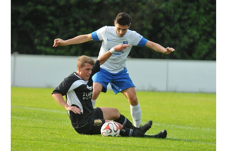 Der TSV Bobingen (in weiß) will, wie schon im Hinspiel, drei Punkte gegen den TSV Mindelheim einfahren.  Archivfoto: Brugger