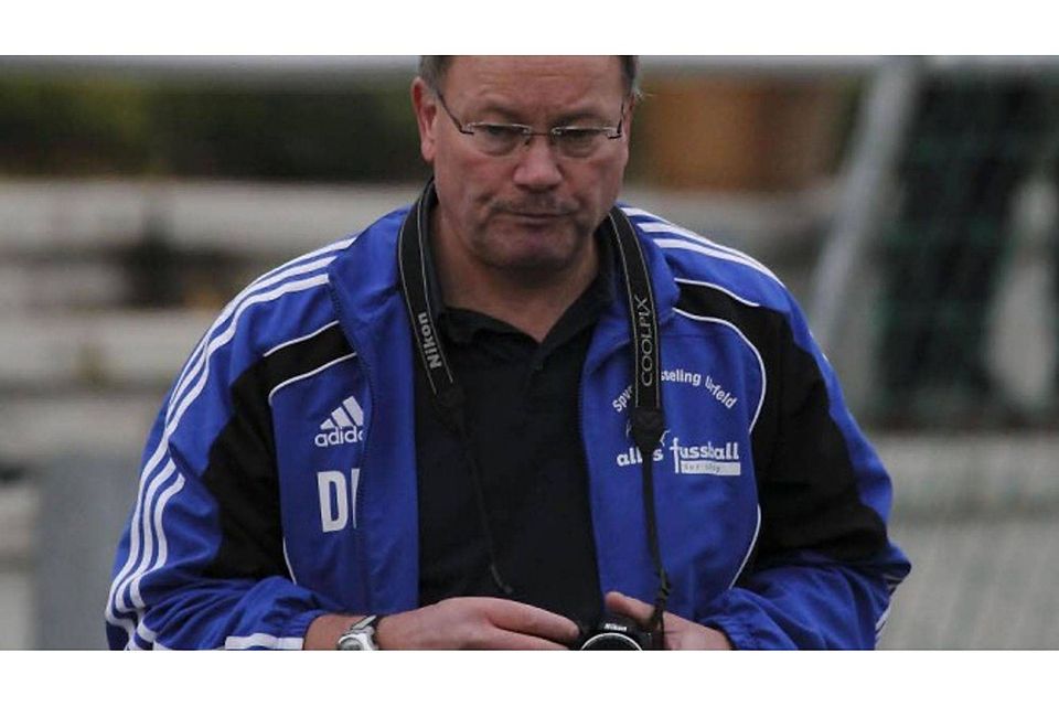 Schnappschüsse von seinen siegreichen Wesseling-Urfelder  Fußballerinnen würde Trainer Dieter Knopp gerne machen.Foto: Magro