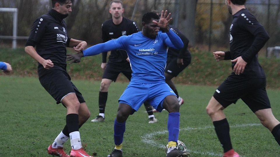 Umzingelt: Haimhausens Torjäger Modibo Konare blieb im Lokalderby gegen Ampermoching (schwarze Trikots) ohne Tor. Dafür trafen andere.