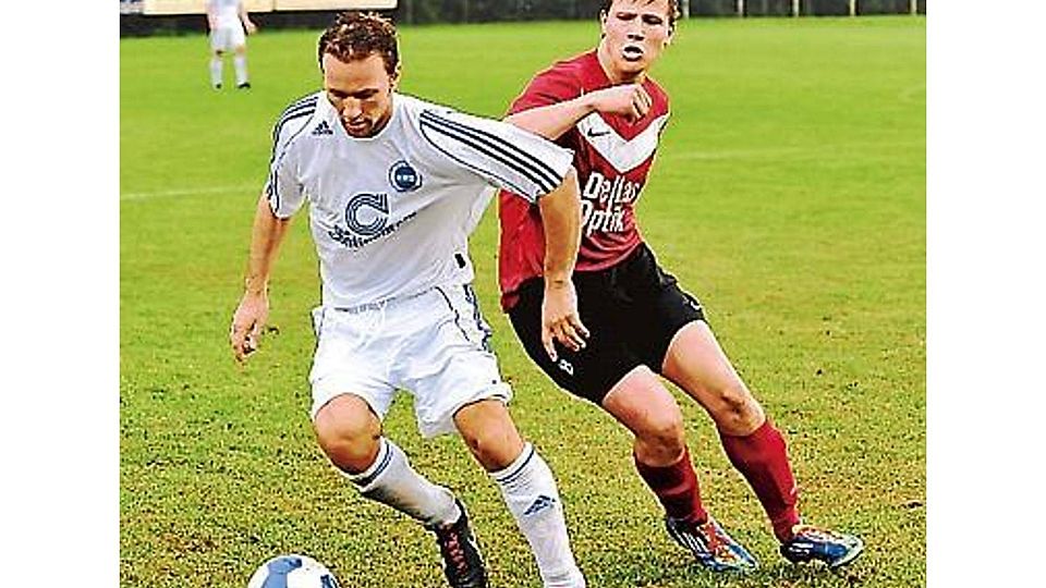 Seltene Szene: Ansonsten dominierte GVO (rotes Trikot) das Derby gegen Bümmerstede (blaues Trikot) deutlich. Hauke-Christian Dittrich
