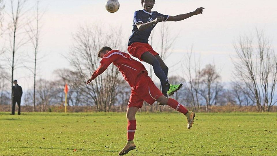 Martial Dongmo vom FC Beuren/Weildorf überspringt in dieser Szene Andre Mutter von der SG Heiligenberg/Illmensee. Foto: Karl-Heinz Bodon