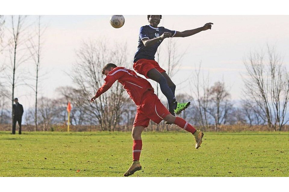 Martial Dongmo vom FC Beuren/Weildorf überspringt in dieser Szene Andre Mutter von der SG Heiligenberg/Illmensee. Foto: Karl-Heinz Bodon