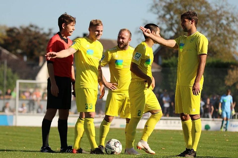 Ob Kevin Weggen (Mitte links) und Jannik Stevens (Mitte) bald in Büderich zusammen mit dem Schiedsrichter diskutieren?