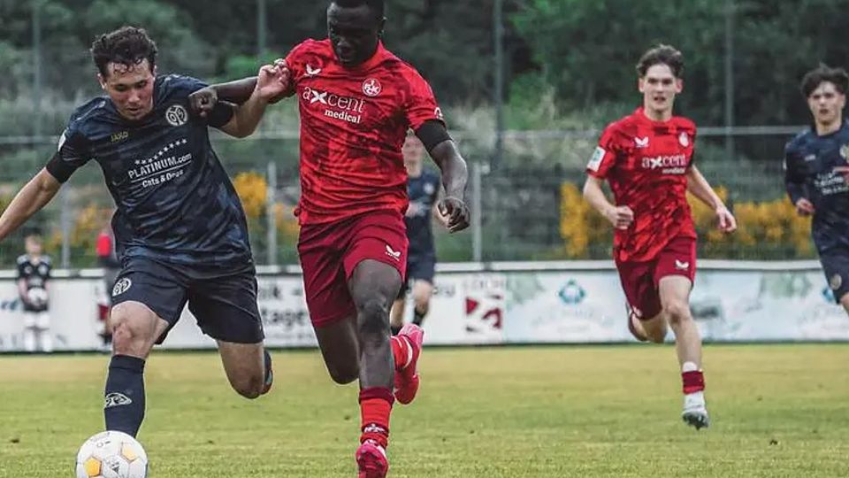 Mainz 05 (blaue Trikots) und der 1. FC Kaiserslautern haben sich ein packendes U19-Pokalfinale geliefert.