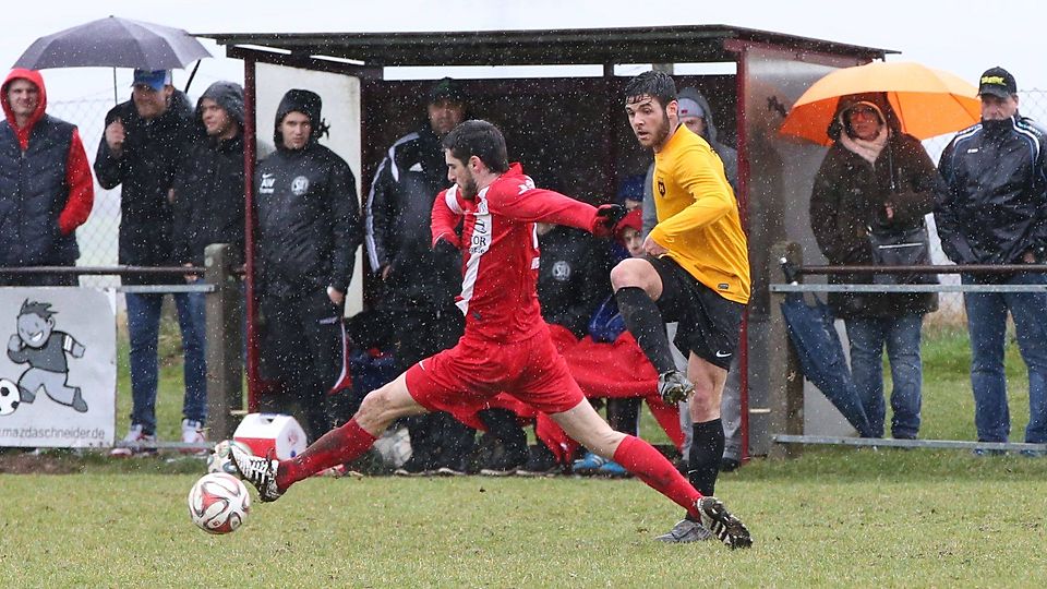 Patrick Werner (Heuchelheim) grätscht in die Hereingabe von Faruk Kaya (Kinzenbach).