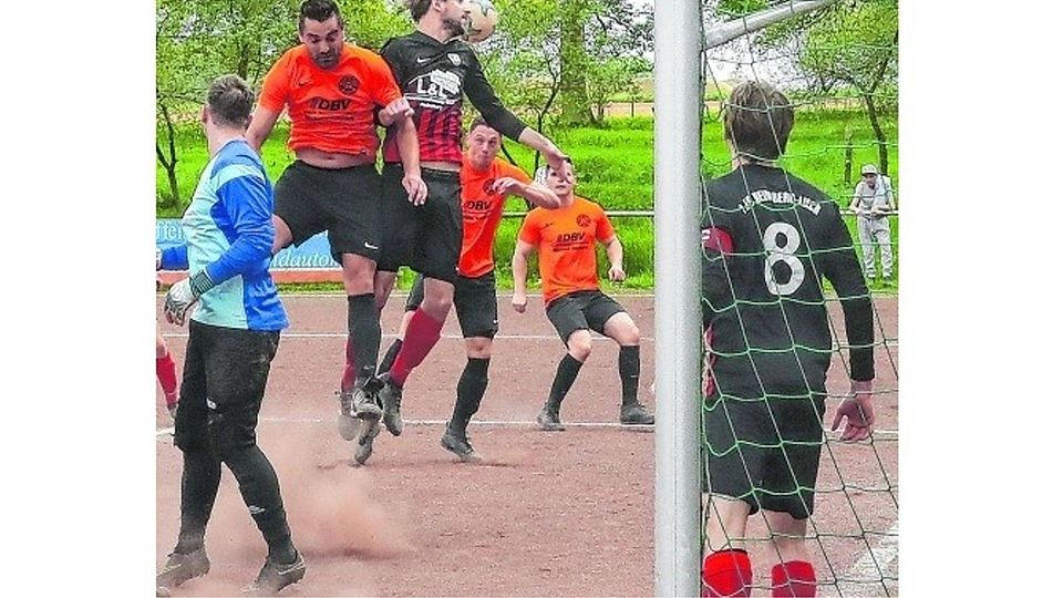 A-Liga-Meister 1. FC Heinsberg-Lieck übersteht auch diese Standardsituation bei Verfolger Kuckum (orange Trikots). Foto: Royal
