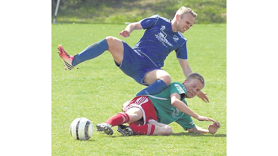 Marcel Borniger und seine Gefährten vom TSV Armsheim wollen sich am Sonntag nicht unterkriegen lassen. Das Bild entstand gegen TuS Biebelnheim. Obenauf ist Oliver Bohn. Foto: pa/Axel Schmitz