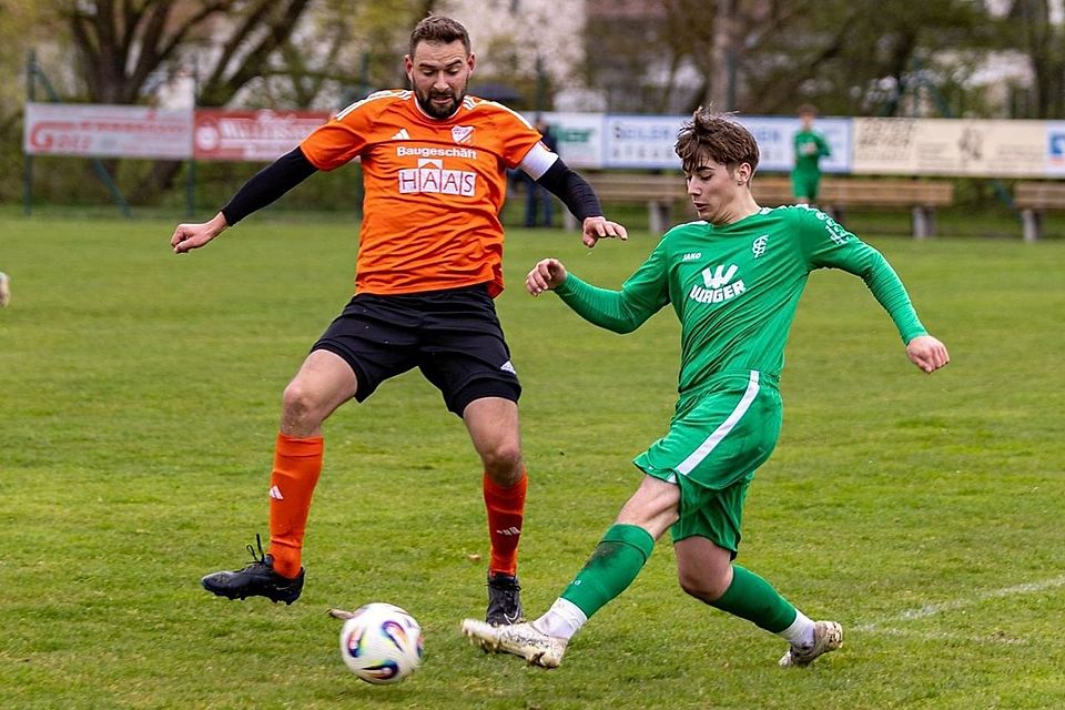 Maihingens Kapitän Raphael Stimpfle (links) ist zu spät dran, im Kellerduell setzte sich Karl Schmiederer mit der Gundelfinger U23 durch.