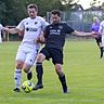 Matej Jakob Izakovic vom FSV Saulheim (links) und Zornheims Manuel Henss im Kampf um den Ball. 	Foto: Stefan Sämmer