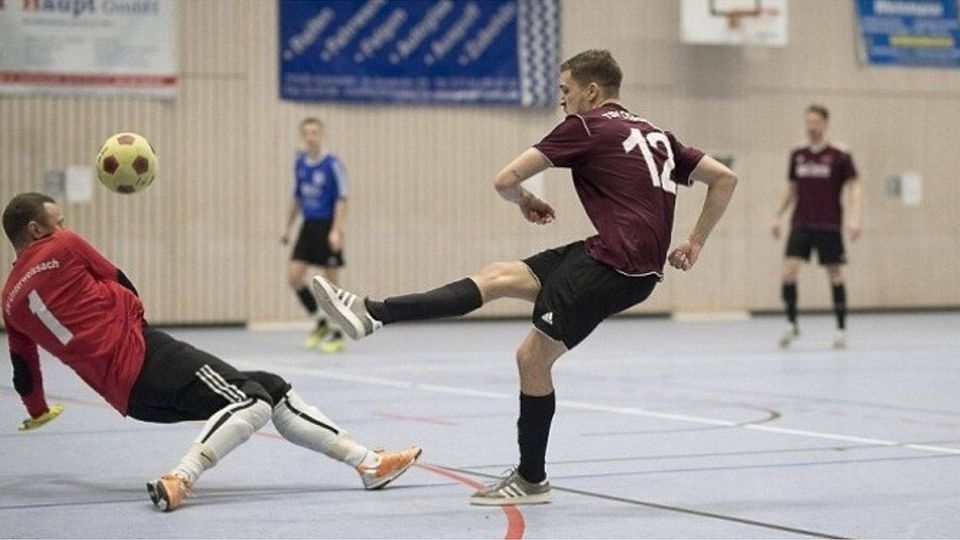 Vorjahres-Sieger und Gastgeber TSV Oberbrüden (rote Trikots) tritt in Gruppe A an. F: Müller
