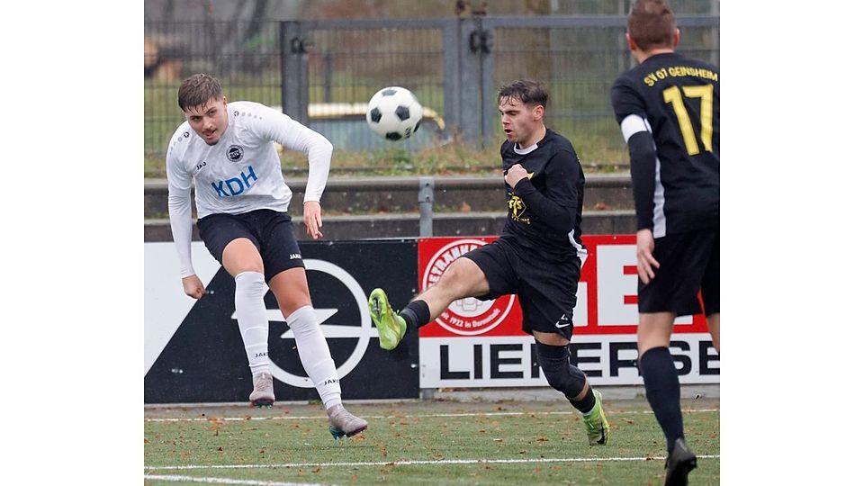Flankenschlag: Trotz aller Offensivbemühungen musste sich Viktoria Griesheim (links Tim Lorenz) dem SV Geinsheim (Mitte Patrick Finger) in der Fußball-Gruppenliga geschlagen geben. 	Foto: Peter Henrich
