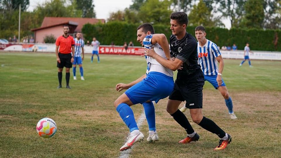 Karim Maria Mathis vom TSV Gau-Odernheim (links) behauptet den Ball.	Foto: pakalski-press/Boris Korpak