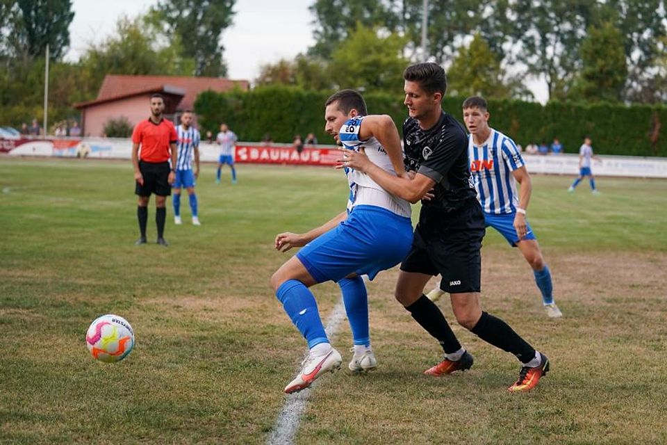 Karim Maria Mathis vom TSV Gau-Odernheim (links) behauptet den Ball.	Foto: pakalski-press/Boris Korpak
