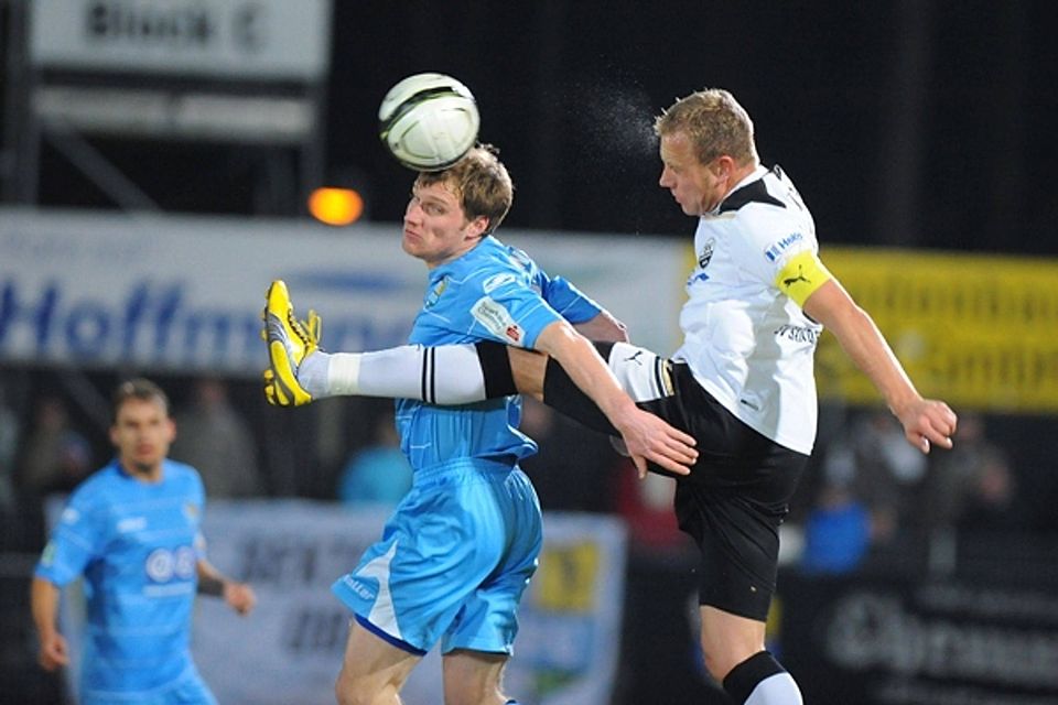 Der Chmnitzer Silvio Bankert klärt vor SVS-Kapitän Frank Löning per Kopf.  Foto: sportsword