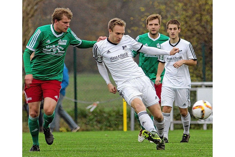 Schneller am Ball ist hier der  Horster Tobias Petersen vor dem Hohenwestedter  Michael Pieper (links).