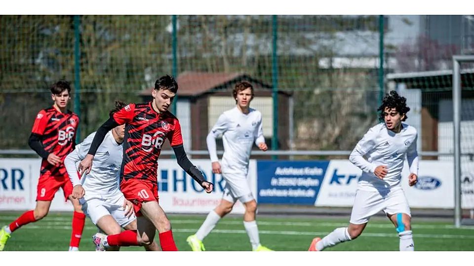 Getoar Rexhepi (am Ball) trifft zwar zwischenzeitlich zum Ausgleich für seine A-Junioren, aber der SC Waldgirmes muss sich der TS Ober-Roden am Ende mit 1:3 geschlagen geben. Getoar Rexhepi (am Ball) trifft zwar zwischenzeitlich zum Ausgleich für seine A-Junioren, aber der SC Waldgirmes muss sich der TS Ober-Roden am Ende mit 1:3 geschlagen geben. © Jenniver Röczey