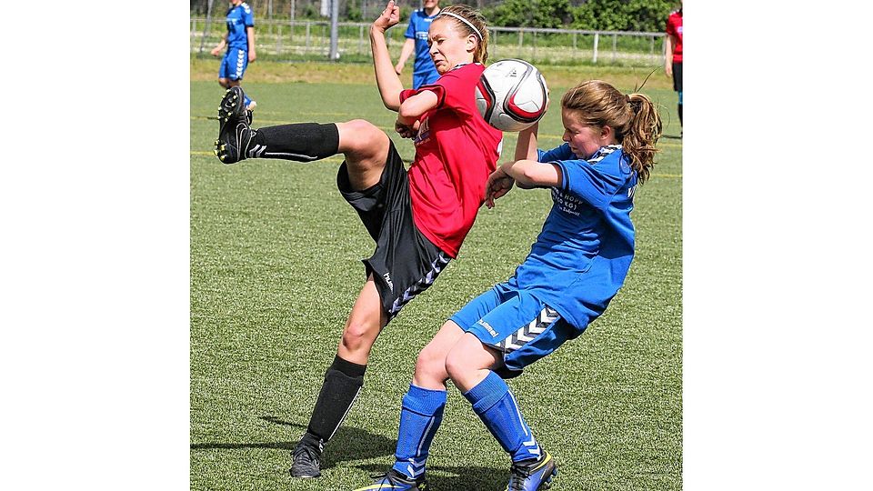 Vorsicht Ball: Die Oldesloerin Kristin Kunst (re.) geht vor dem Schuss der Siemserin Sarah Kähler in Deckung. Foto: Jürgensen