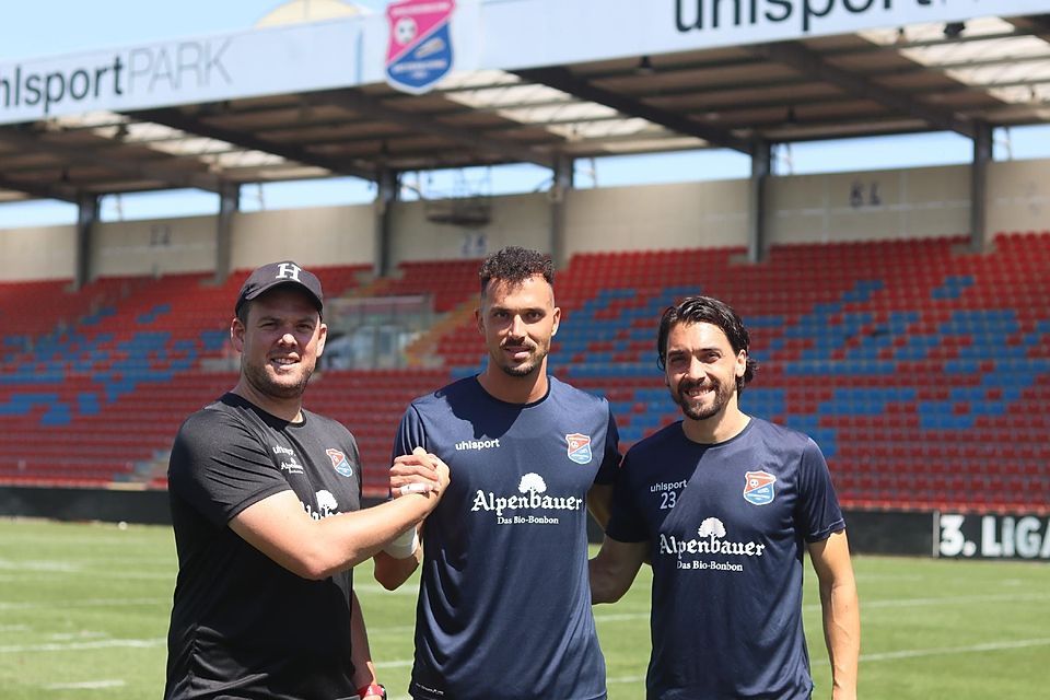Erfahrener Torwart: Kai Eisle (M.) mit Hachings Trainer Marc Unterberger  (l.) und Sportdirektor Markus Schwabl.