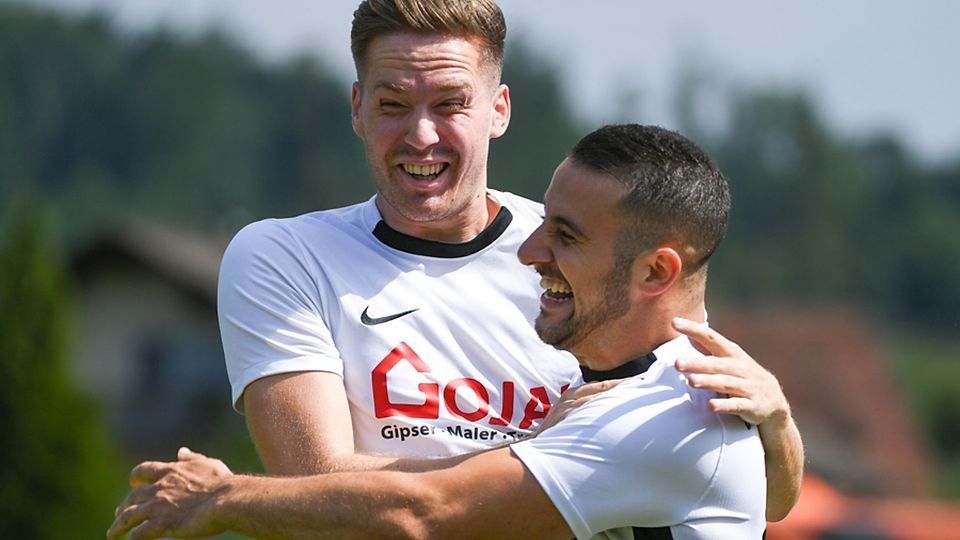 Francesco Vardi (rechts, mit Jan Steininger) erzielte das Wehrer 1:0 beim 7:1-Sieg gegen Stetten. | Foto: Gerd Gründl