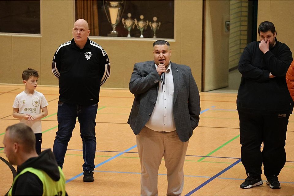 Fares Platte (Mitte) mit einer klaren Stellungnahme gegen Gewalt. 