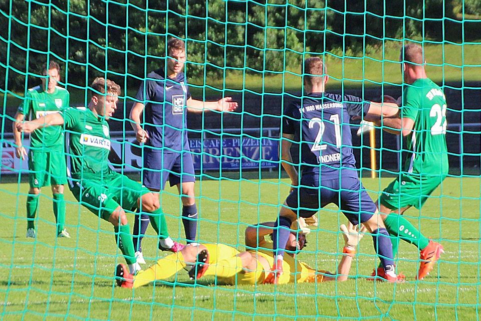 Die umstrittenste Szene des Spiels: Nicolai Geiß (links) erzielt das vermeintliche 2:1 für Nördlingen, aber der Schiedsrichter hatte zuvor ein Foul von Alexander Schröter (rechts) gesehen.