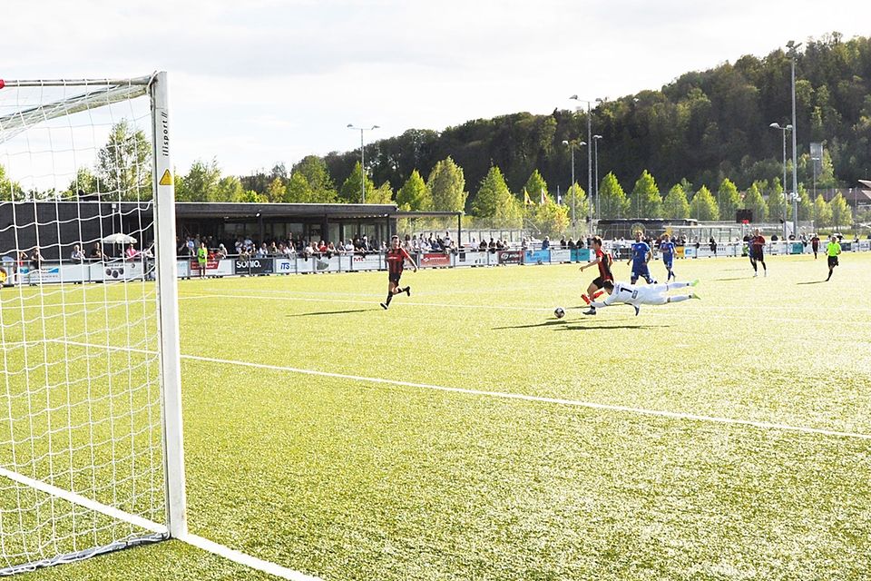 WBs Marc Figueiredo umdribbelt Gossau-Keeper Nico Strübi und erzielt das 3:2-Siegestor.