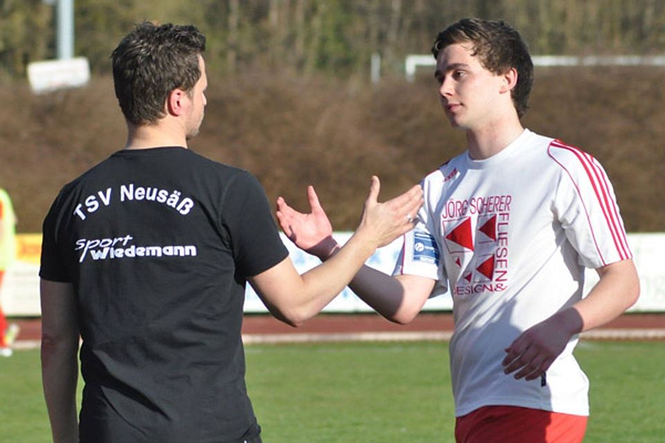 Gut gemacht! Neusäß? neuer Trainer Marco Löring klatscht den vierfachen Torschützen Lukas Drechsler ab.  Foto: Oliver Reiser