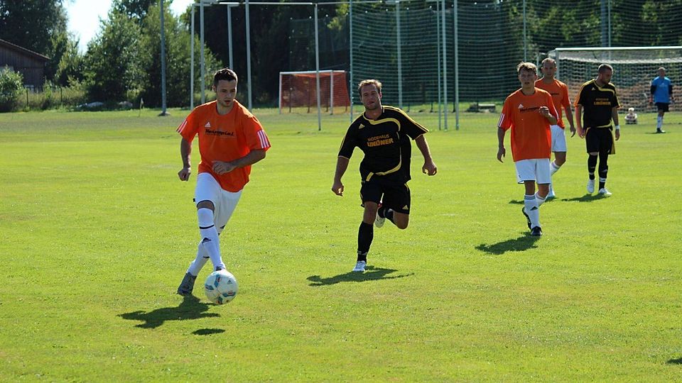 Können sich die Jungs von Markus Tusek (DJK Weiden) den "Spitzenreiterplatz" gegen die SpVgg SV Weiden II wieder zurückholen? Foto: Leopold Dittrich