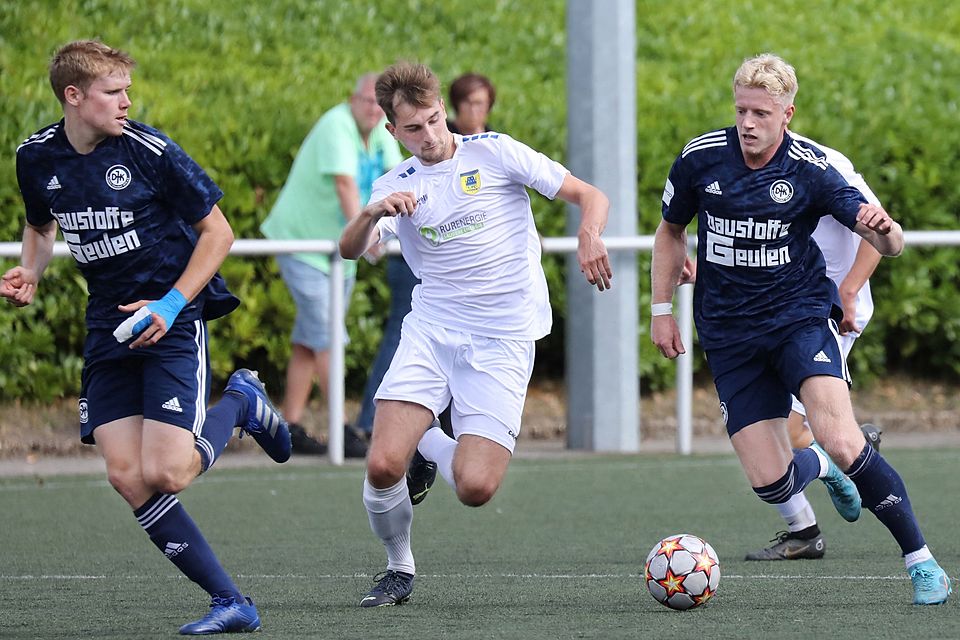 Im Hinspiel drehte Arminia Eilendorf (in Blau) das Spiel gegen die U23 des 1. FC Düren.