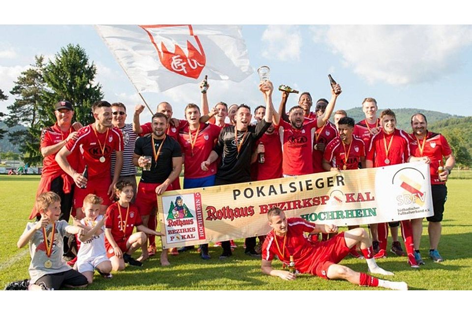 Wie 2016 feierten der FC Tiengen auch 2017 in Fahrnau wieder: das Team von Trainer Georg Isele hat den Bezirkspokal gewonnen. | Foto: Markus Schächtele