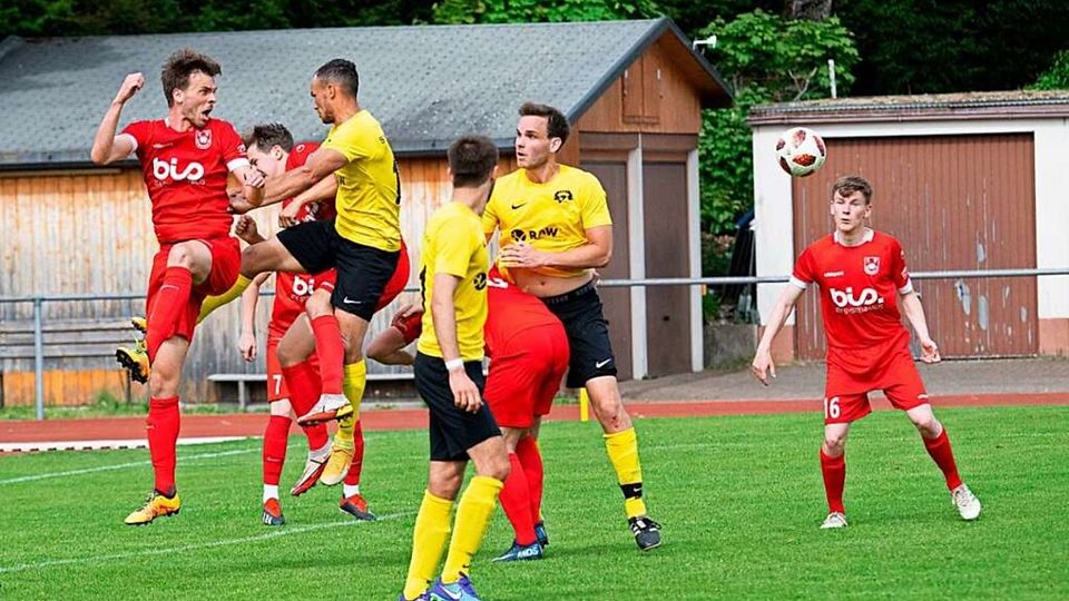 Geisingens Spieler (rot) gewannen im Frühjahr beim SV Hölzlebruck mit 4:1. Am Samstag kommt es zur Revanche