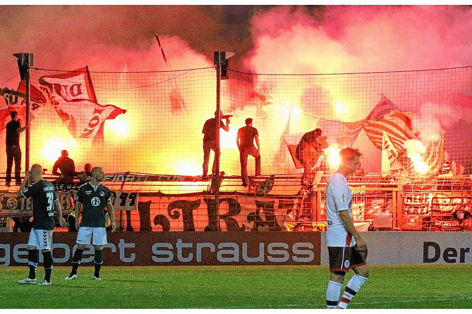 Feuer im Gästeblock: Anhänger des FC St. Pauli hatten ebenfalls einen großen Vorrat an verbotener Pyrotechnik  mitgebracht. Foto: tj