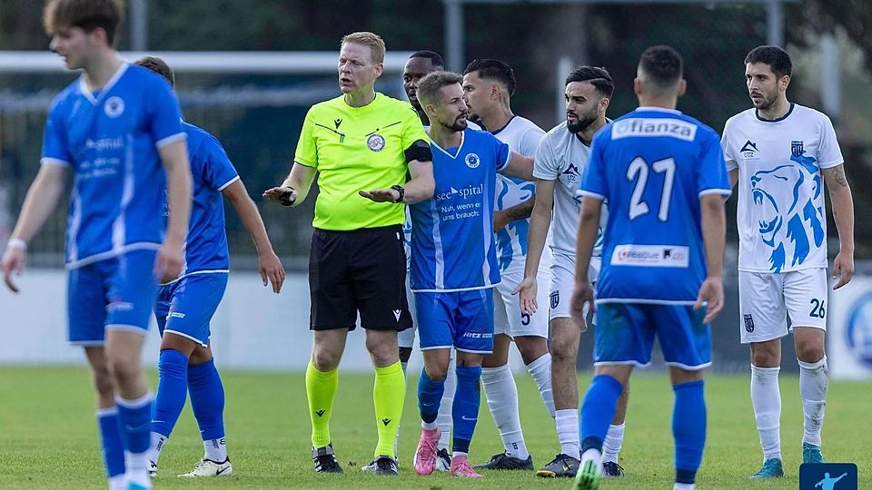 Horgen (blau) und Zürich City (weiss) haben in der Zweitliga-Gruppe 1 nicht nur den Wintermeister unter sich ausgemacht, sondern auch den Strafenkönig. Allein bei der Direktbegegnung im September gab's drei Gelb-Rote und eine direkte Rote Karte.