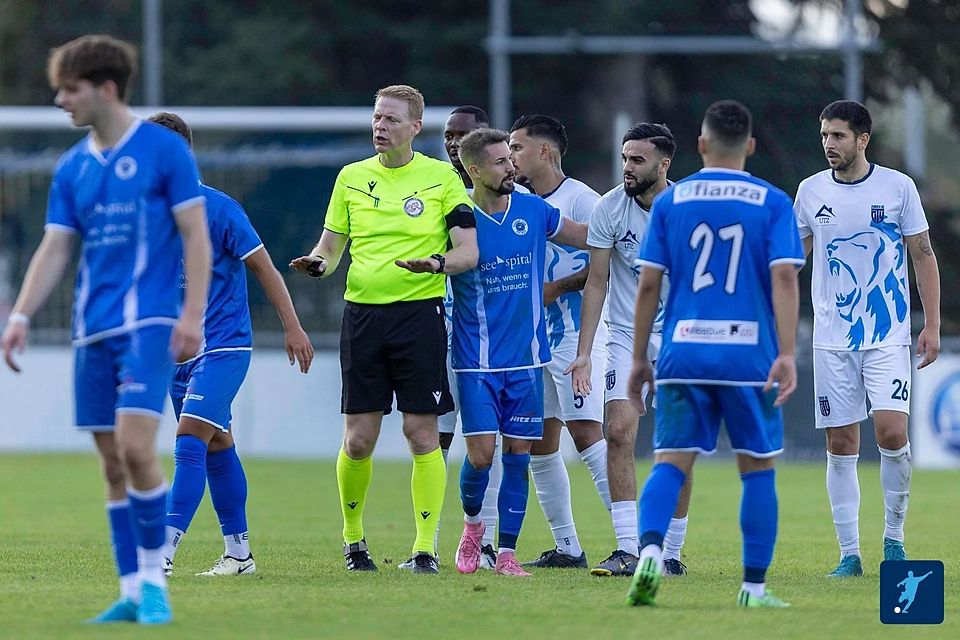 Horgen (blau) und Zürich City (weiss) haben in der Zweitliga-Gruppe 1 nicht nur den Wintermeister unter sich ausgemacht, sondern auch den Strafenkönig. Allein bei der Direktbegegnung im September gab's drei Gelb-Rote und eine direkte Rote Karte.