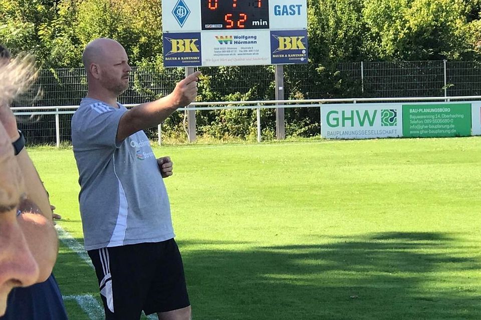 Da war die Welt noch in Ordnung für Deisenhofens Trainer Andreas Pummer. Seine Mannschaft lag nur 0:1 zurück.