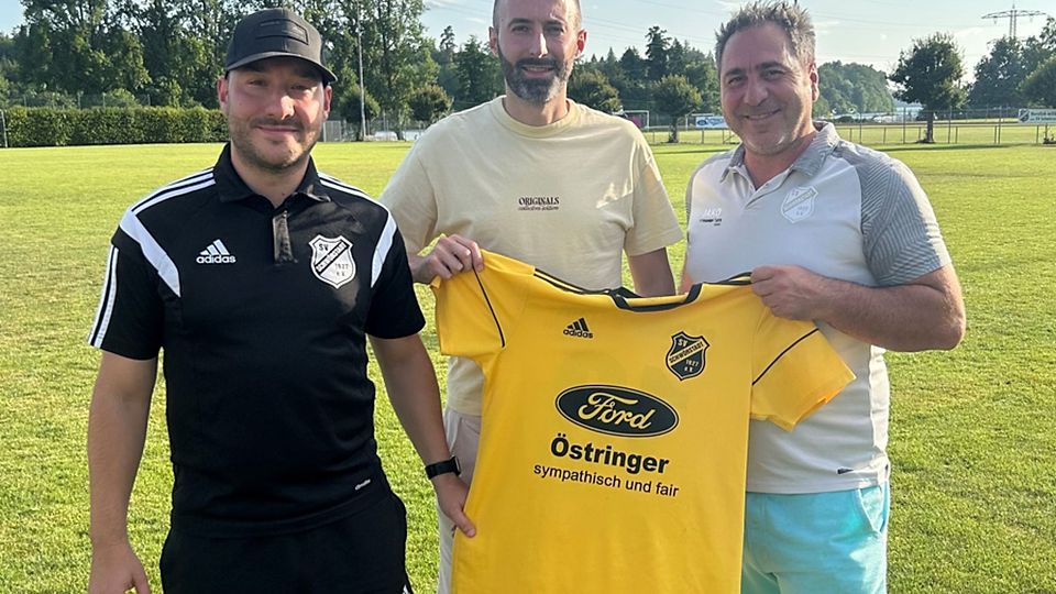 SVS-Vorstand Alexander Burkart (von links) mit dem neuen Trainer Sascha Rueb und Teammanager Roberto Munno | Foto: Verein