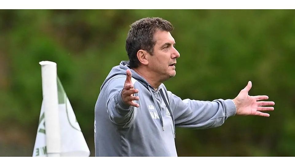 Kommt in meine Arme, alles wird gut: Vladimir Kovacevic soll die Marburger Sportfreunde aus dem Tabellenkeller der Verbandsliga führen. © Jens Kaliske