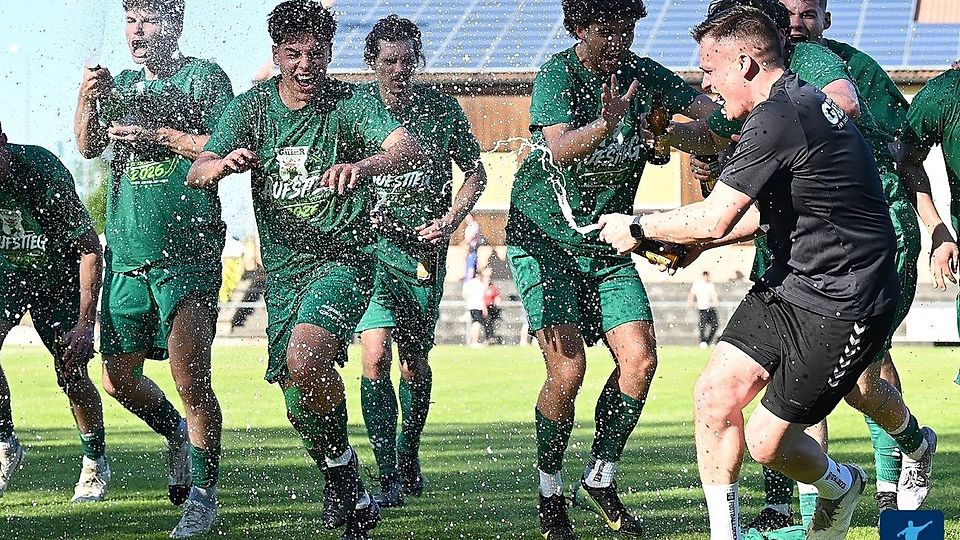 Kaum noch zu halten auf Anweisung des Trainers: Seit Montagabend geben die Spieler des TSV Großbardorf Vollgas. 