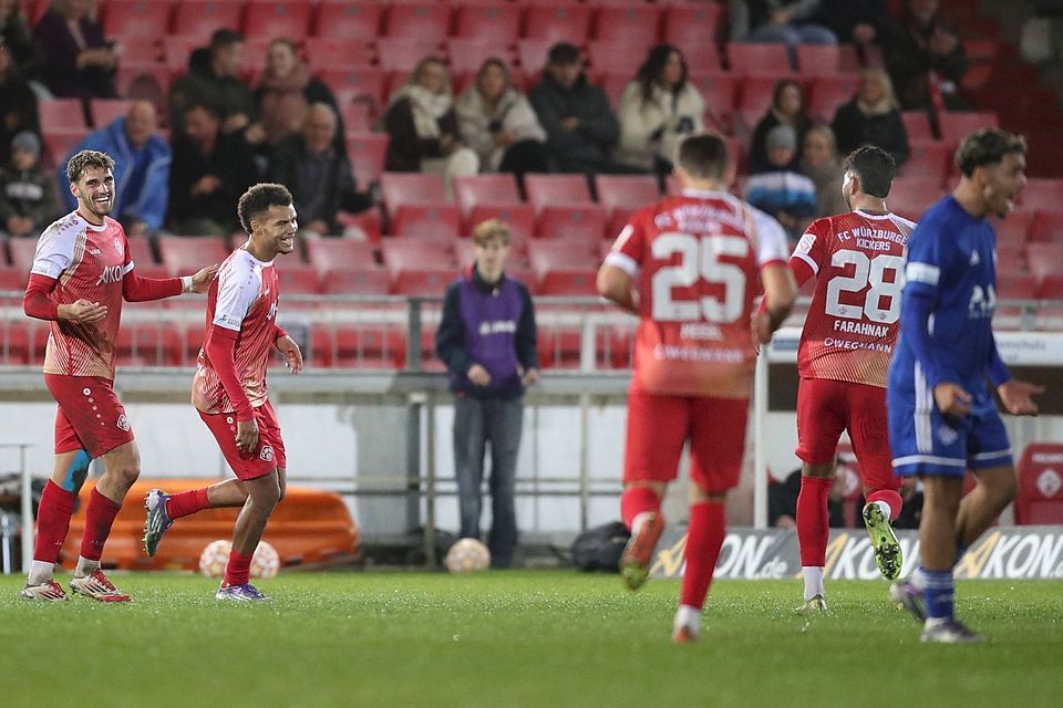 War nicht zu stoppen: Jermain Nischalke (2.v.li.) erzielte gegen Aschaffenburg gleich drei Treffer und schoss die Kickers damit ins Halbfinale. War nicht zu stoppen: Jermain Nischalke (2.v.li.) erzielte gegen Aschaffenburg gleich drei Treffer und schoss die Kickers damit ins Halbfinale.