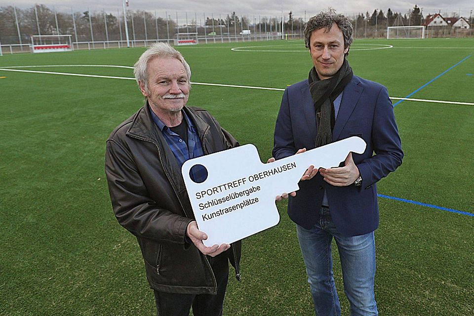 Die neuen Kunstrasenfelder am Oberhauser Meierweg sind freigegeben. Stellvertretend für ihre Vereine nahmen Artur Weidenbacher (links DJK West) und Roy Stapelfeld (FCA) den Anlagenschlüssel entgegen.