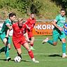 Johannes Richter (grün) versucht Sebastian Dahlke (rot) zu stoppen. Das Endspiel 2024 ging nach Verlängerung mit 3:1 an den Landesligisten TSV Harthausen/Scher.