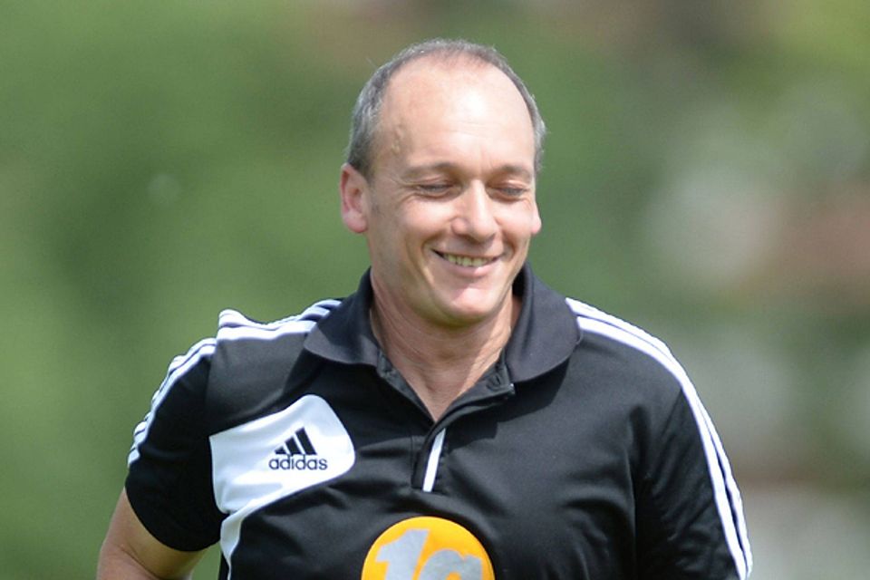 Spaß am Fußball und mit seinen Fußballern: Wolfgang Andris, noch bis zum Saisonende Trainer des Spitzenreiters SV Hölzlebruck | Foto: Patrick Seeger