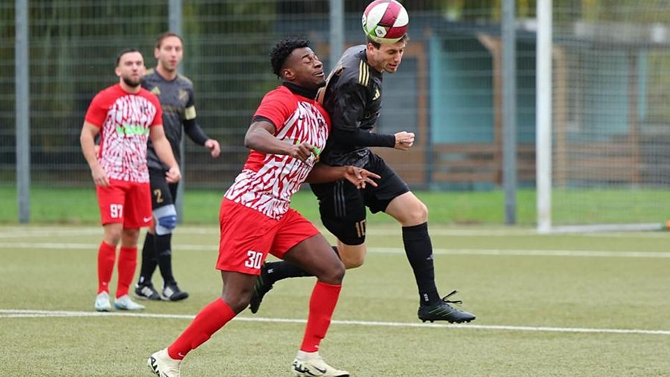 Der FC Naurod um Dominik Elberskirch (r.) genügte die 2:0-Pausenführung nicht zum Dreier, der SC Gräselberg mit Torschütze Michael Parker glich noch aus.	Foto: Jörg Halisch